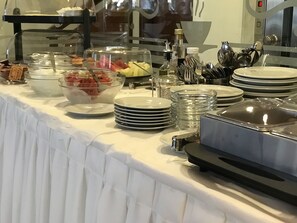 Petit déjeuner buffet (7 EUR par personne)