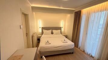 Executive Double Room | In-room safe, iron/ironing board, free WiFi, bed sheets