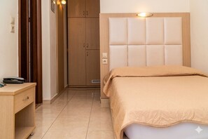 Eenpersoonskamer | Een kluis op de kamer, een strijkplank/strijkijzer, gratis wifi