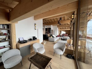 TV connectée, cheminée, baby-foot, livres