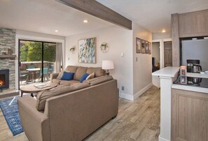 55-inch Smart TV with digital channels, TV, fireplace - Beavercreek Resort Access to Vail & Golf (Avon)