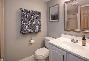 Combined shower/bathtub, free toiletries, hair dryer, towels - Beavercreek Resort Access to Vail & Golf (Avon)