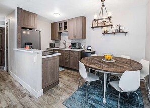 Refrigerador con congelador, microondas, horno y parrilla de estufa 