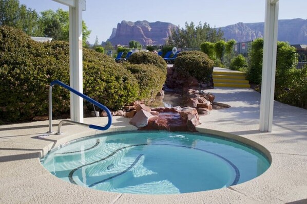 Alberca al aire libre y alberca climatizada