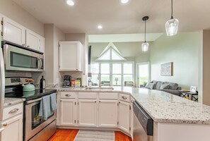 Fridge, microwave, oven, stovetop - Spacious + Serene Mtn Top Escape, 4 En Suites (Wintergreen Resort)