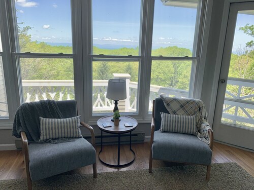 Spacious + Serene Mtn Top Escape, 4 En Suites