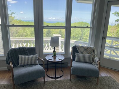 Spacious + Serene Mtn Top Escape, 4 En Suites