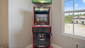 A Midway arcade machine with a mounted television above it. - Peaceful Getaway, Sleeps 6・Hot Tub (Sevierville)