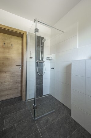 Basic Double or Twin Room, Non Smoking, Lake View | Bathroom | Shower, hydromassage showerhead, hair dryer, heated floors - Good Goisern Hotel (Bad Goisern)