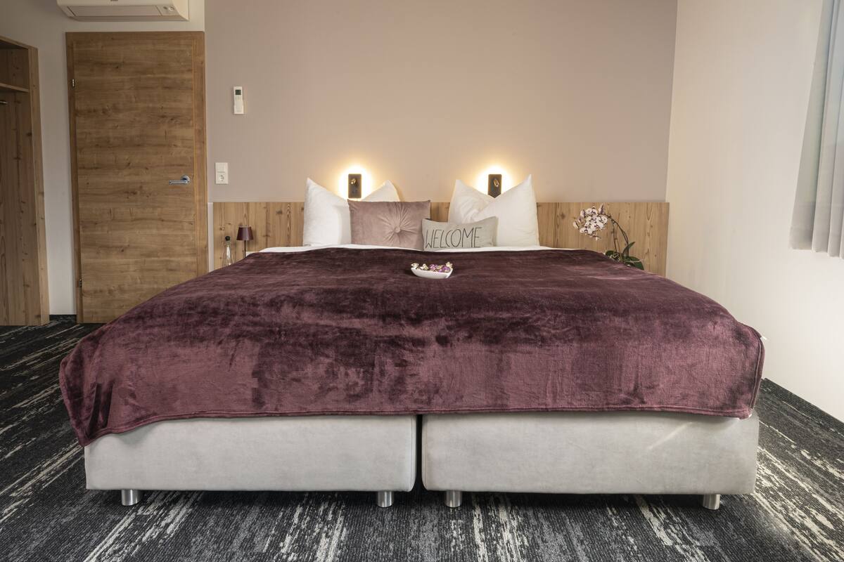 Hypo-allergenic bedding available, minibar, desk, laptop workspace