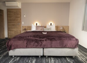 Allergivenligt sengetøj, minibar, skrivebord