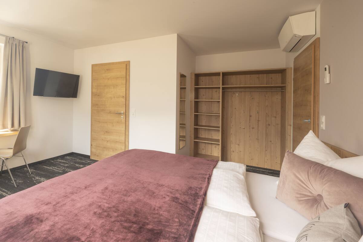 Hypo-allergenic bedding available, minibar, desk, laptop workspace
