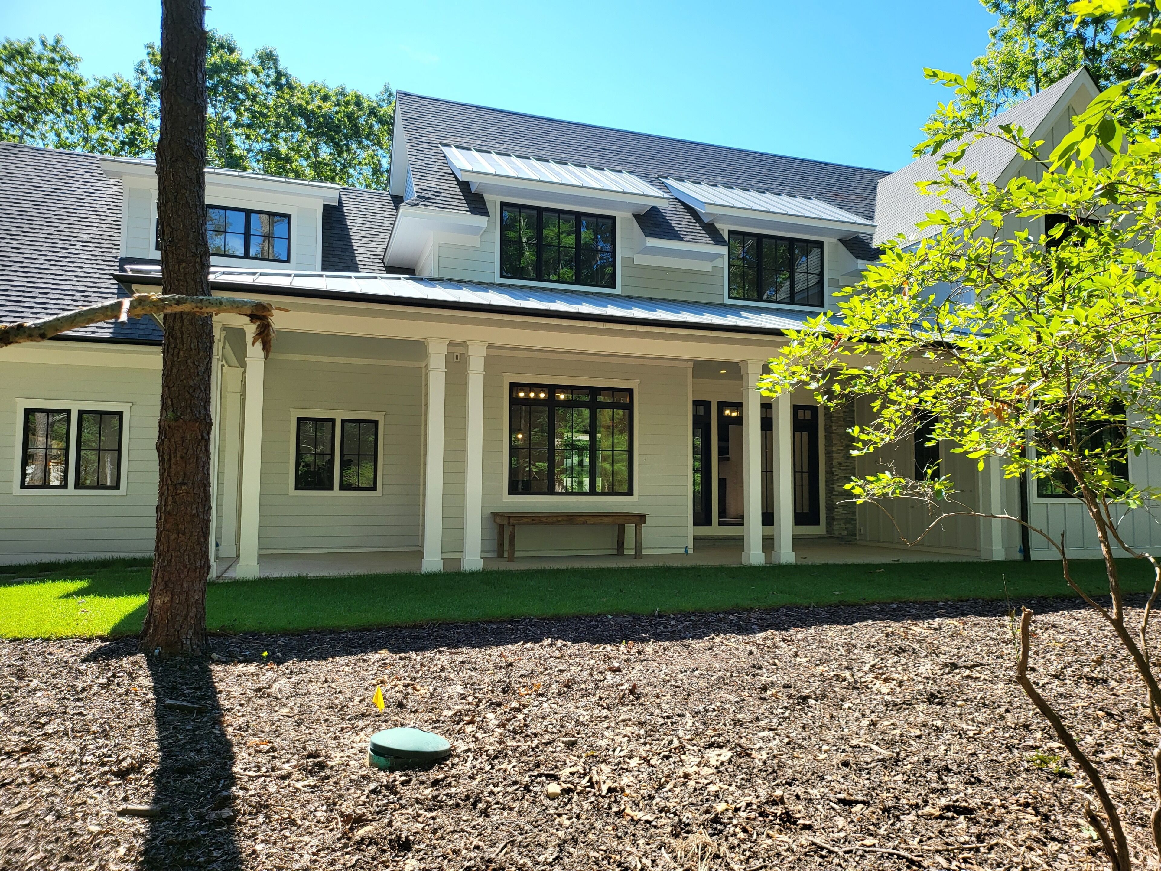 New Modern Farm House,  5 min from downtown E Hampton, beach and wineries +more.