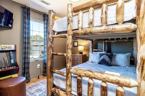 2 bedrooms, iron/ironing board, WiFi, bed sheets - Peaceful Getaway, Sleeps 6・Pet Friendly & Hot Tub (Sevierville)