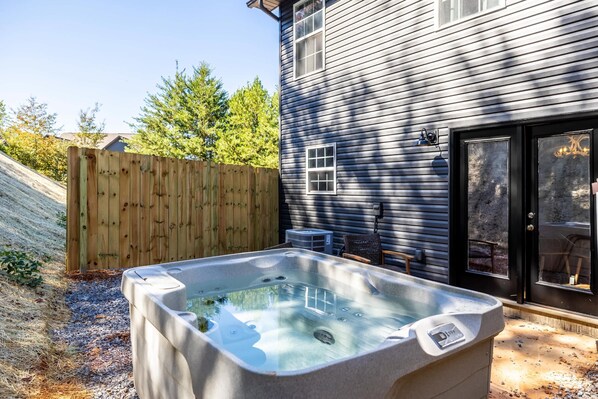 Outdoor spa tub - Peaceful Getaway, Sleeps 6・Pet Friendly & Hot Tub (Sevierville)