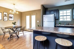 Dining - Peaceful Getaway, Sleeps 6・Pet Friendly & Hot Tub (Sevierville)