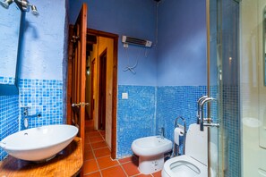 Comfort Apartment | Bathroom | Separate bathtub and shower, towels - El Cau dels Somnis (Alpuente)