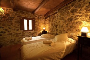 Family Apartment | Iron/ironing board, free WiFi, bed sheets - El Cau dels Somnis (Alpuente)
