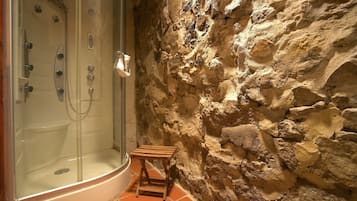 Bañera y ducha independientes y toallas