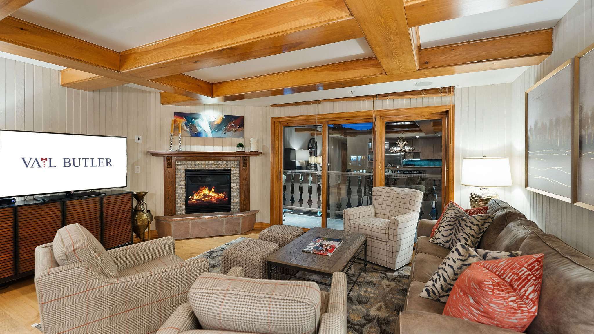 Smart TV y chimenea 
