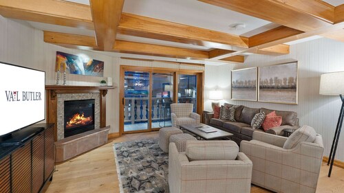 VB | 6BR Slopeside Lodge - Ski In/Ski Out