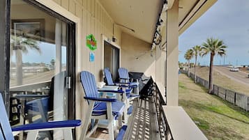 Leilighet, flere senger, balkong (Shore Enuff Bay - No Pets Allowed) | Utendørsservering