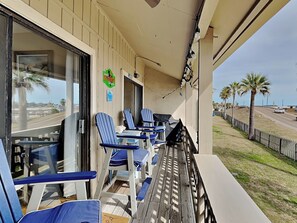 Outdoor dining - Bay House Condos by Miss Kitty’s (Rockport)