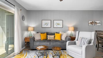 Leilighet (3 Bedrooms) | Oppholdsområde | En 42-tommers Flatskjerm-TV med kabel-kanaler samt TV