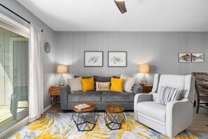 公寓客房 (3 Bedrooms) | 起居區 | 42-吋平面電視、有線頻道、電視