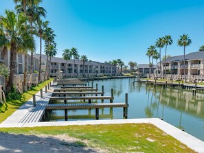 Condo (2 Bedrooms) | Property amenity
