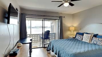 Leilighet, flere senger, balkong (Shore Enuff Bay - No Pets Allowed) | 2 soverom, individuelt dekorert og individuelt innredet