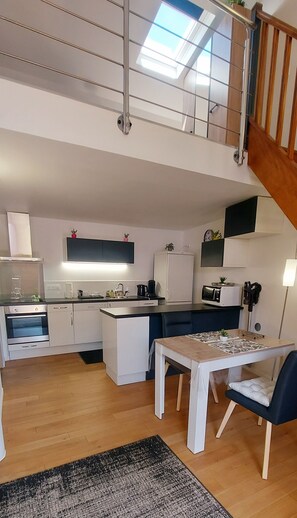 Réfrigérateur, micro-ondes, four, plaque de cuisson