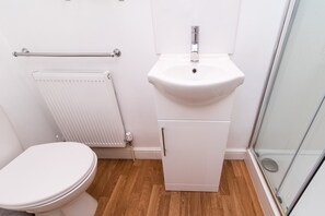 Comfort Studio | Bathroom - The Linden Leaf Rooms - Classy Studios (Nottingham)