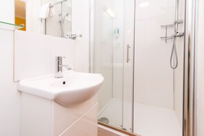 Comfort Studio | Bathroom - The Linden Leaf Rooms - Classy Studios (Nottingham)
