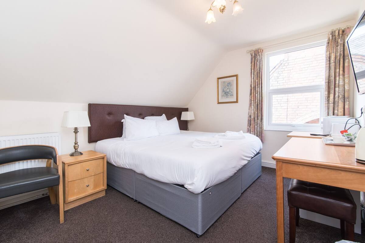 Standard Studio | Desk, free WiFi