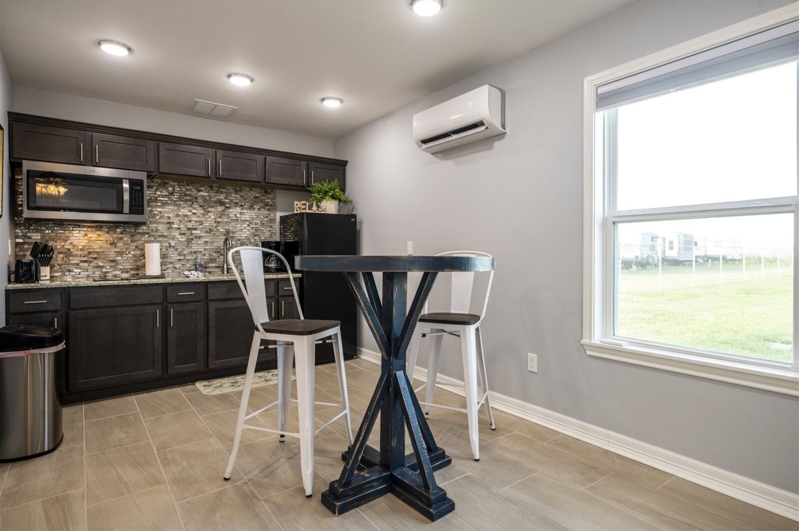 Condo, 1 cama Queen size, patio (Yellow Warbler B - No Pets) | Cocina privada | Refrigerador, microondas, horno y parrilla de estufa 