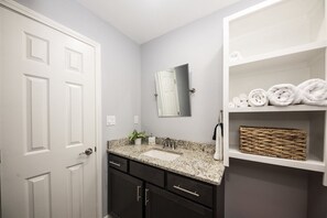 Bathroom - Big Tree Cottages by Miss Kitty’s (Rockport)