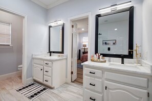 Combined shower/tub