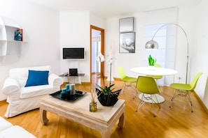 Apartamento de lujo | Zona de estar | Televisión de pantalla plana de 38 pulgadas con canales digitales