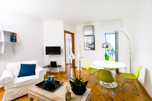 Apartamento de lujo | Zona de estar | Televisión de pantalla plana de 38 pulgadas con canales digitales