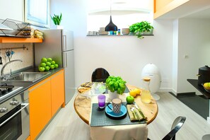 Apartamento de lujo | Cocina privada | Frigorífico grande, microondas, horno y placa de cocina