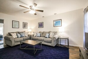 Living area - Blue Executive Apt Central Savannah (Savannah)