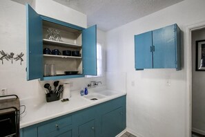 Full-sized fridge, microwave, oven, stovetop - Blue Executive Apt Central Savannah (Savannah)