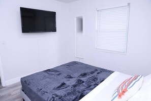 1 habitación, tabla de planchar con plancha, cuna de viaje y wifi 