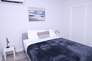 1 habitación, tabla de planchar con plancha, cuna de viaje y wifi 