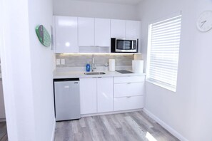 Refrigerador, microondas, parrilla de estufa y cafetera y tetera 