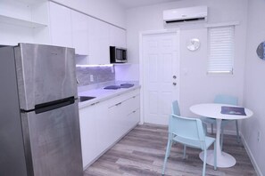 Réfrigérateur, micro-ondes, plaque de cuisson, cafetière/bouilloire