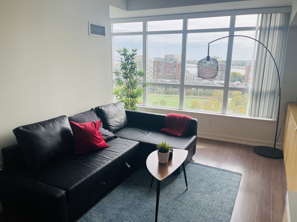 Lovely and spacious 2-bedroom condo + free parking