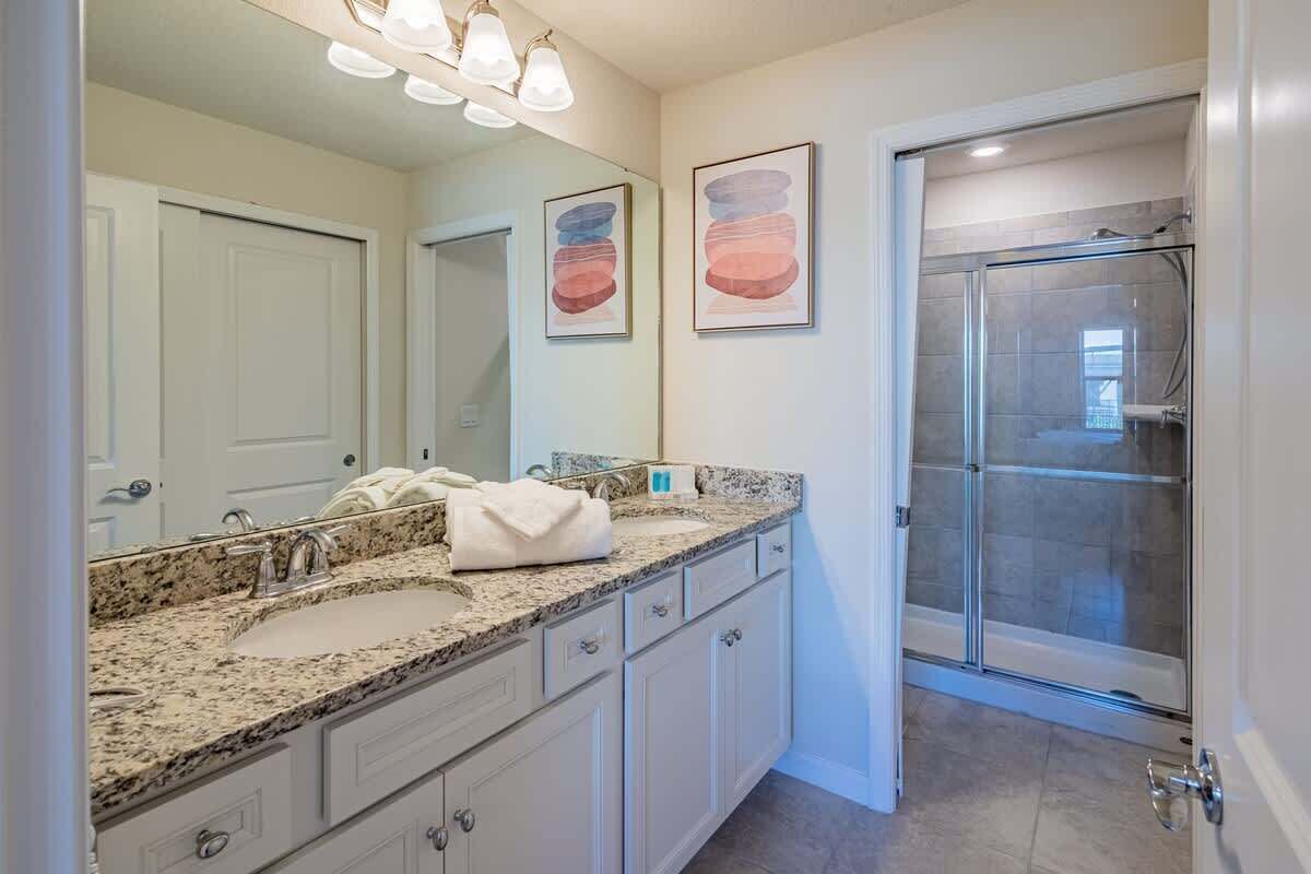 Ensemble douche/baignoire, sèche-cheveux, serviettes fournies, savon