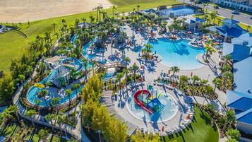 Utendørsbasseng og et oppvarmet basseng